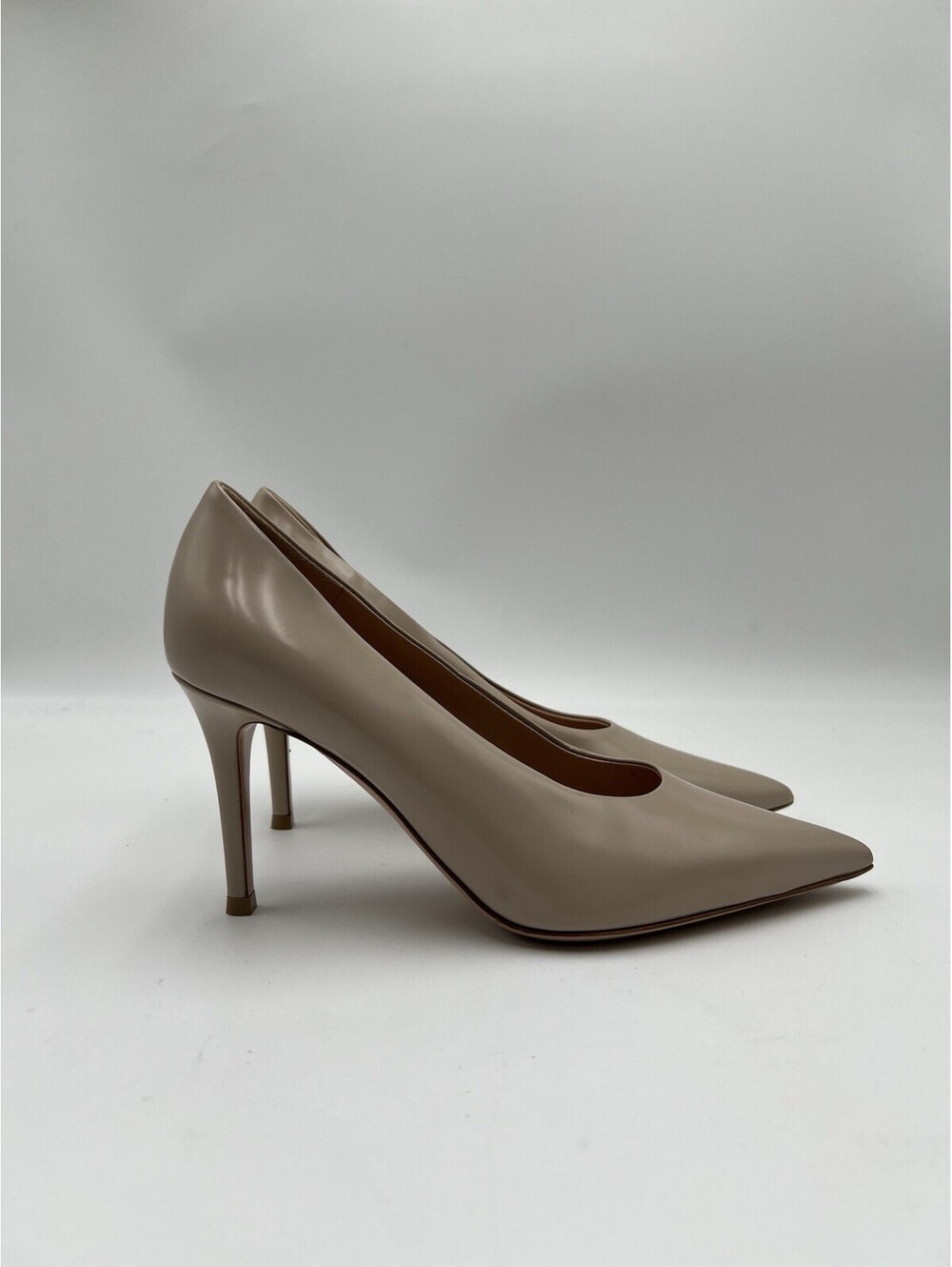 Womenโs Gianvito Rossi "Gianvito 85" leather pumps Color Beige Size 36